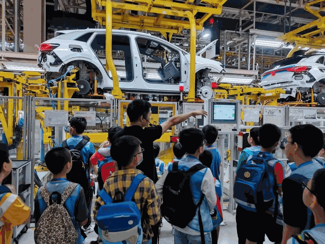 Students visiting a new-energy vehicle production line