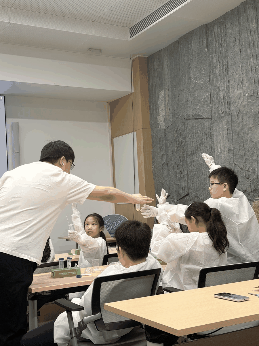 Life-science experiment activity in a classroom